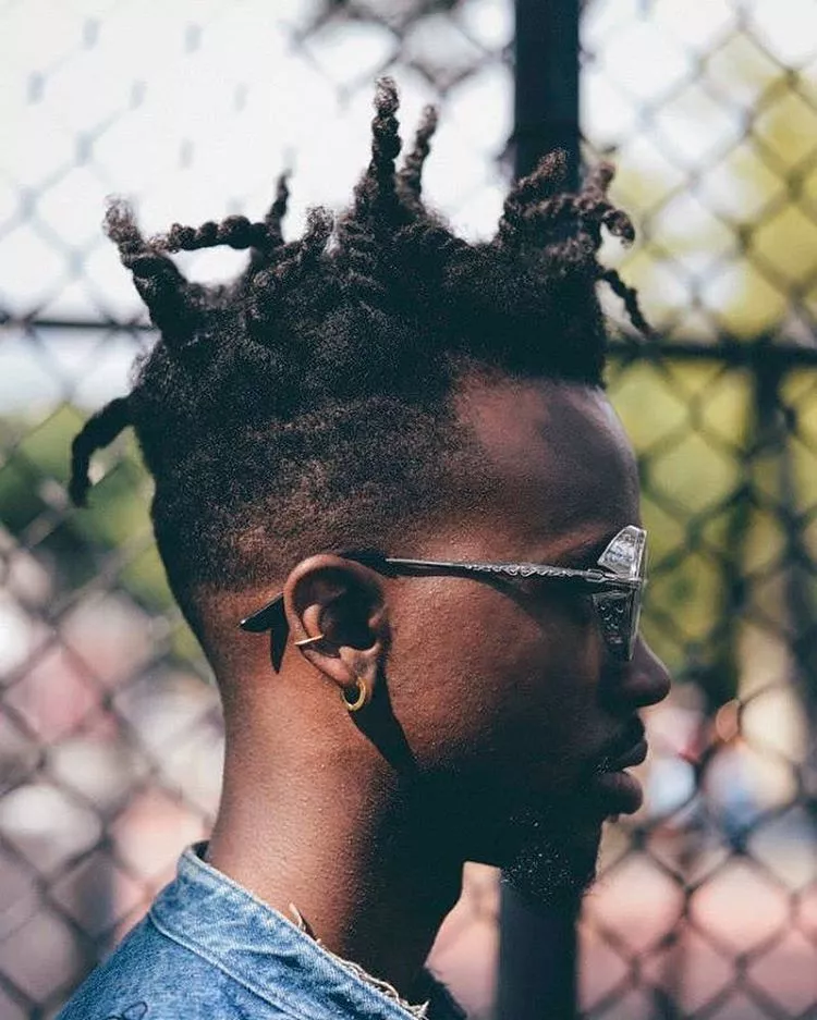 Coupe de cheveux chez les adolescentes AFRO 