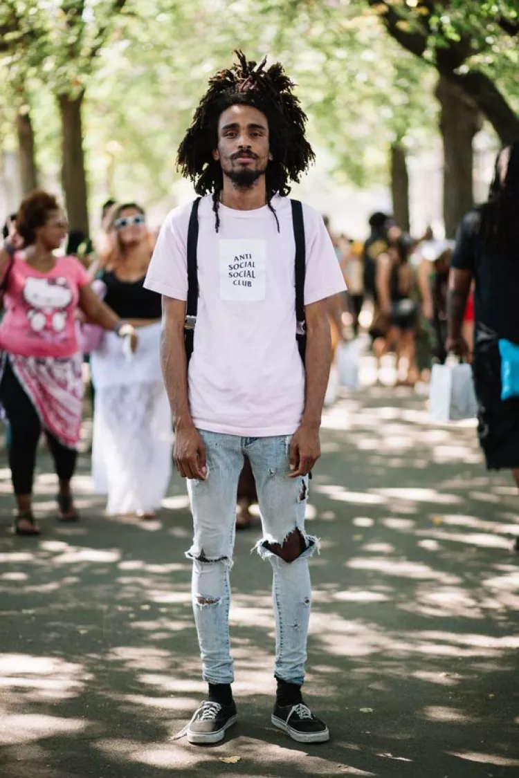 Coupe de cheveux chez les adolescentes AFRO 