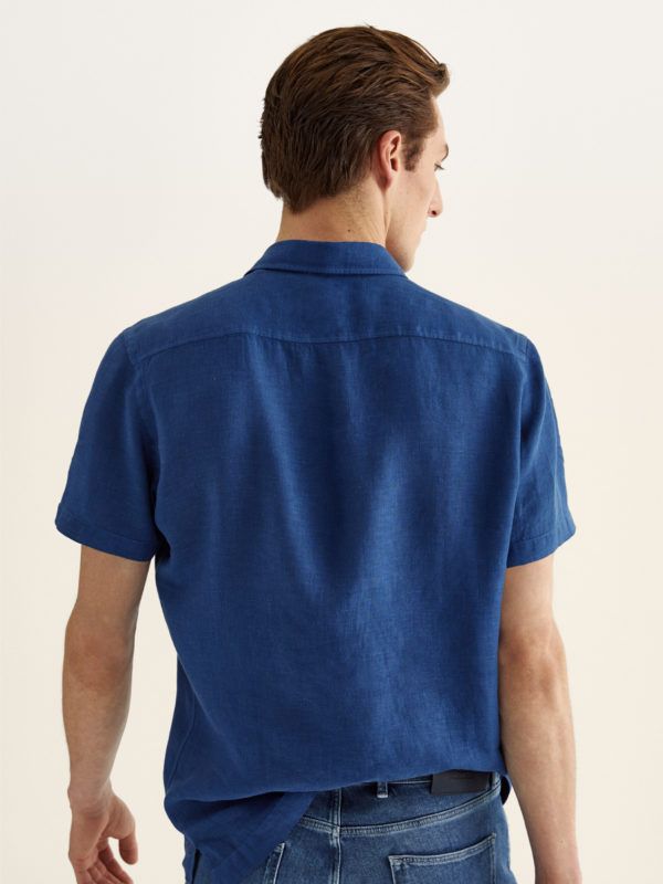 Comment s'habiller élégamment en chemise d'été bleue à fléchettes massimo dutti 