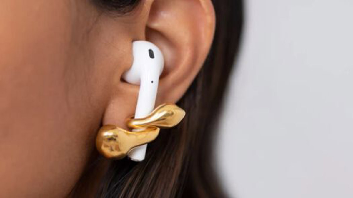 Comment faire tenir les AirPods dans les oreilles ?